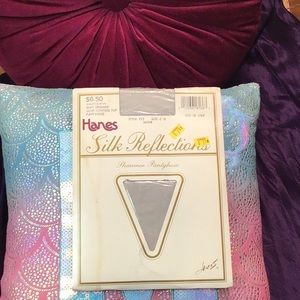 VTG 1990 Hanes pantyhose ‘Silk Reflections’ silver size C + D